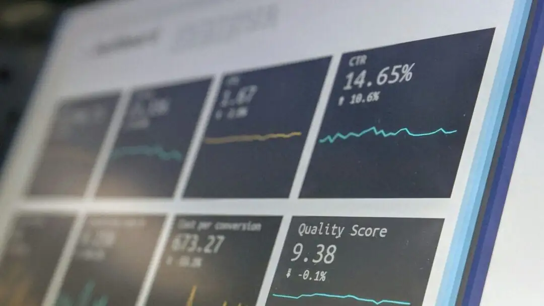 Un écran montrant une courbe de progression d'un site internet grâce au SEO