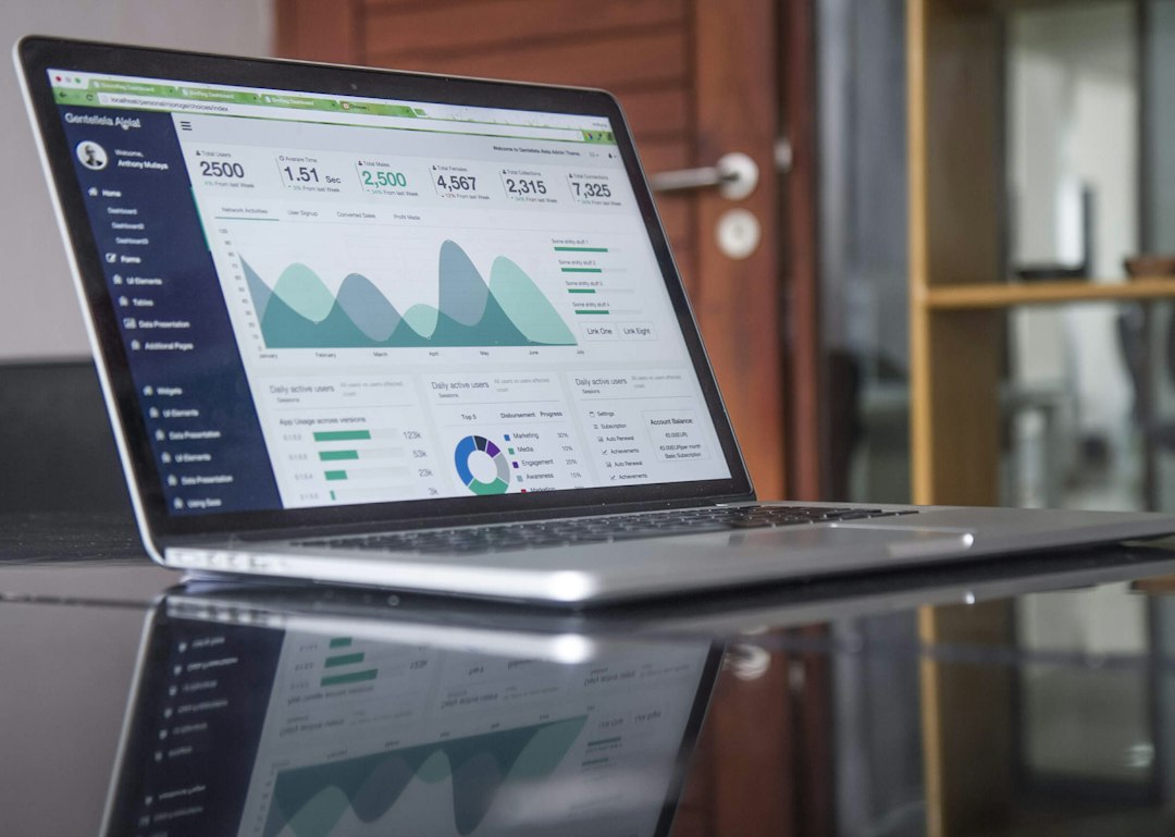 GEO generative engine optimization : le guide concret pour TPE/PME 4 Un écran d'ordinateur portable affiche des statistiques et des graphiques colorés sur fond clair