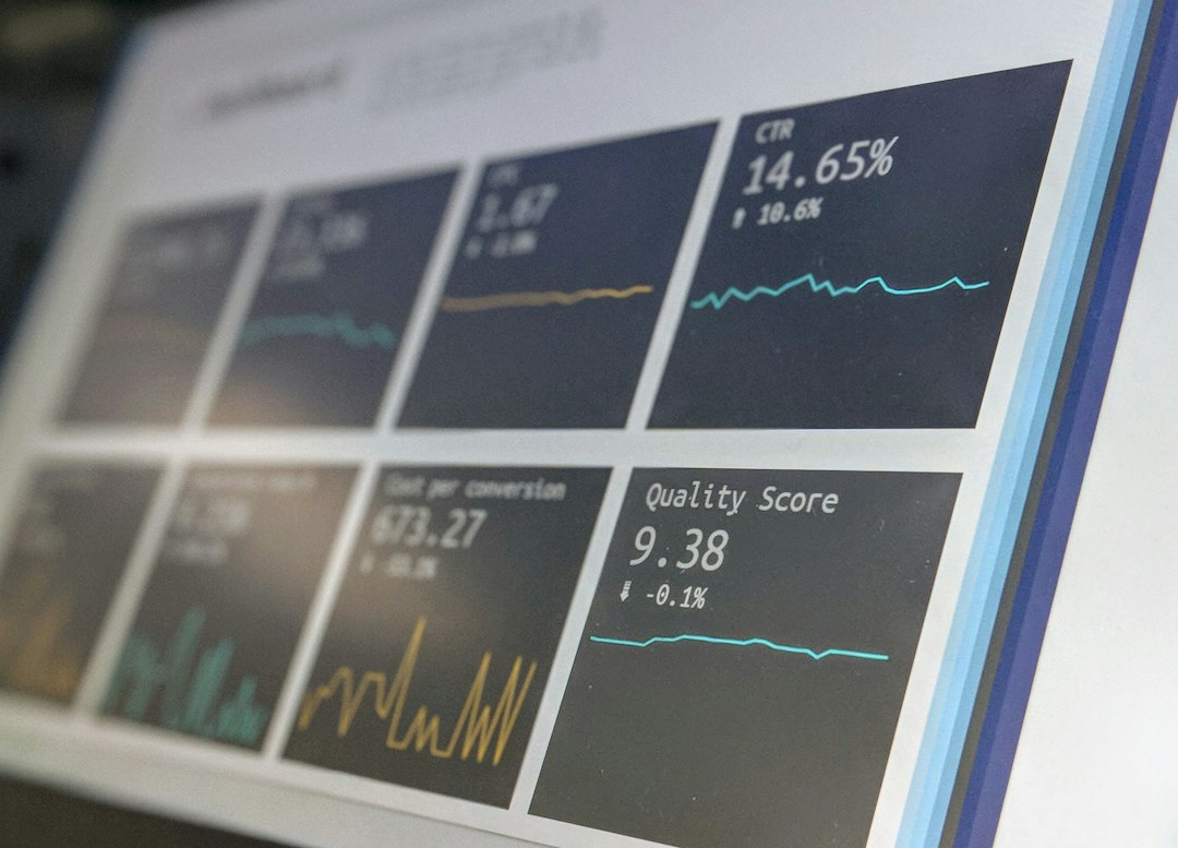 GEO generative engine optimization : le guide concret pour TPE/PME 5 Un tableau de bord de reporting de données s'affiche sur l'écran d'un ordinateur portable