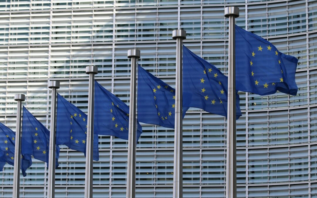 Drapeaux de l'Union européenne devant la façade vitrée du Berlaymont, siège de la Commission à Bruxelles