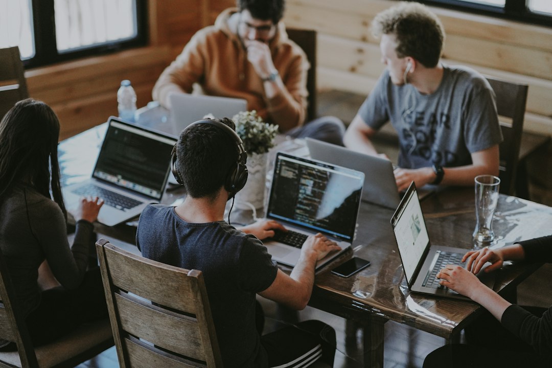 Formation ChatGPT en entreprise : ce que les réclamations client m'ont appris 7 Collègues qui travaillent ensemble autour d'une table lors d'un atelier intra-entreprise