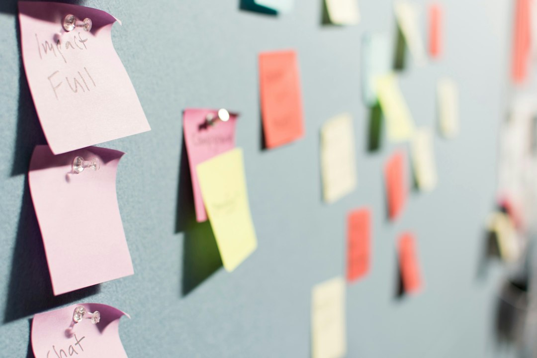 Formation ChatGPT en entreprise : ce que les réclamations client m'ont appris 8 Notes et idées affichées sur un mur pour définir un cas d'usage avant une formation IA