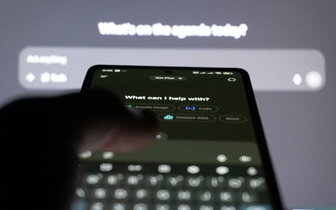 Personne tapant une question à un chatbot IA sur son smartphone, illustration de la GEO (generative engine optimization)